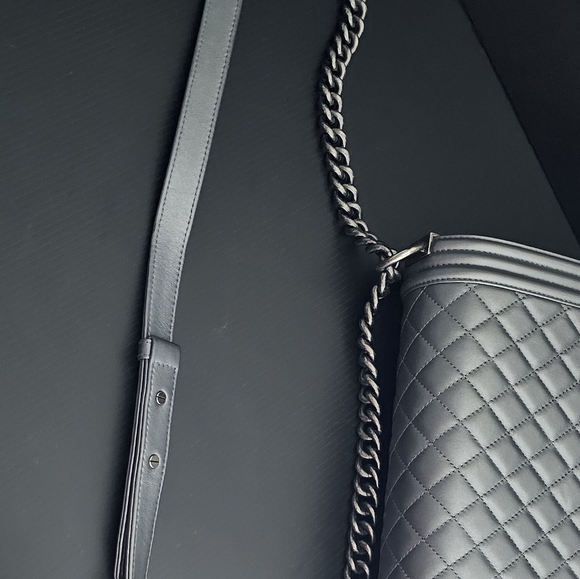 Authentic Pre-loved CHANEL 2014 Fall/Winter Boy Bag Dark Silver Large - Picture 10 of 16